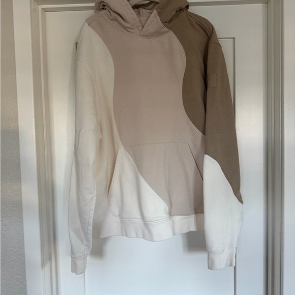 ALO Yoga Sweaters - ALO Yoga Women’s Colorblock Crewneck Hoodie - Beige & Cream